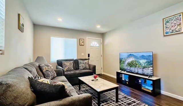15 Minutes away from downtown. Entire guest house.
