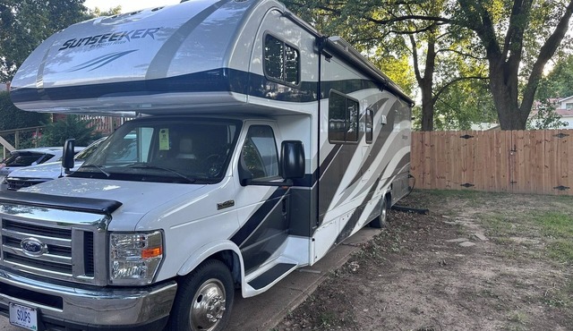 15 Minutes From FIFA Events Full RV Fixed location.