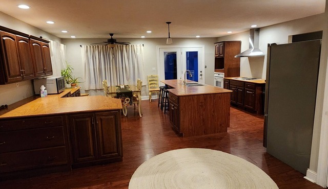 15 minutes from Kings Island! Spacious farmhouse that sleeps up to 11!