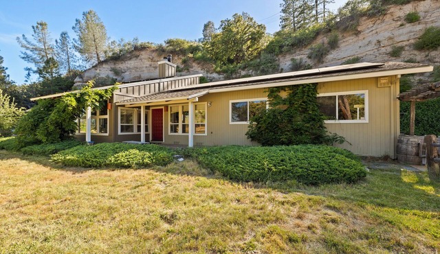 15 minutes from Murphys, Bocce Ball, Hot Tub, Pool Table, Sleeps 12