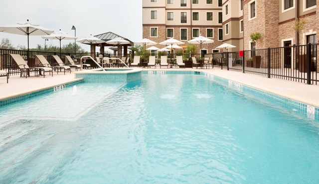 15 Minutes from Six Flags! | Free Breakfast Every Morning + Outdoor Pool + Hot Tub