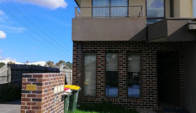 15 minutes to Airport Style Home