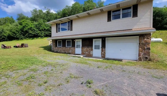 15 Minutes to Deep Creek Lake and Ski Resort. 8 Wooded Acres. Pet-Friendly.