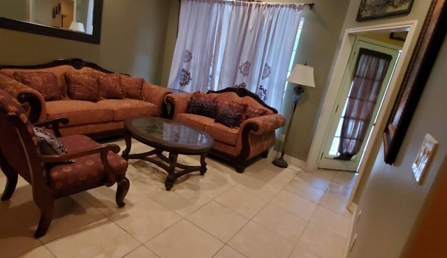 15 minutes to downtow convention center walking distance to walmart