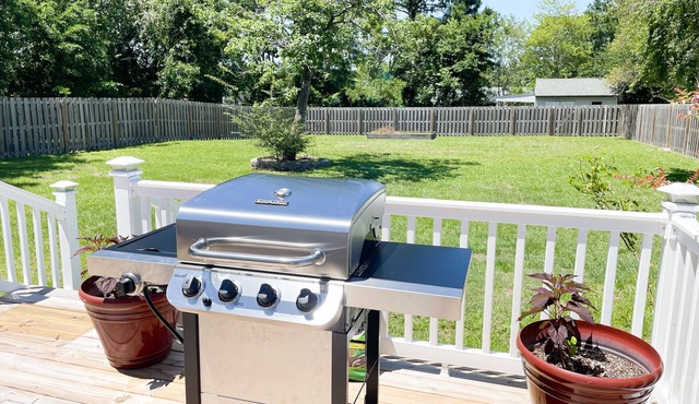 15 Minutes to Emerald Isle & 9 minutes to Hubert Gate this remodeled home awaits