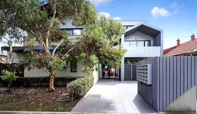 15 minutes to Melbourne CBD and 10 minutes Williamstown beach.