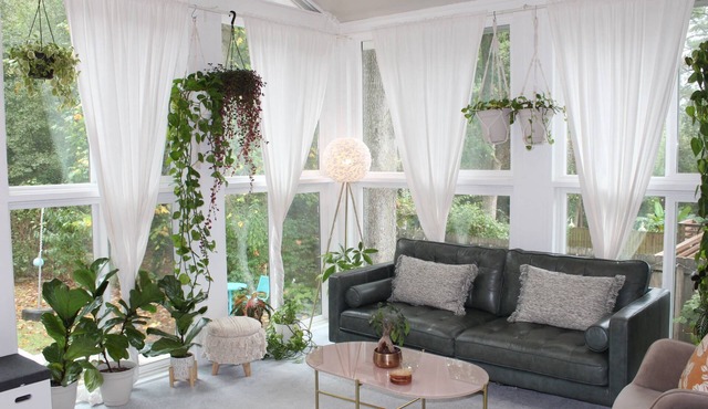 15 Minutes to Mercedes- Benz Stadium, Charming Sunroom, Pets Welcome, close to Food and Drinks