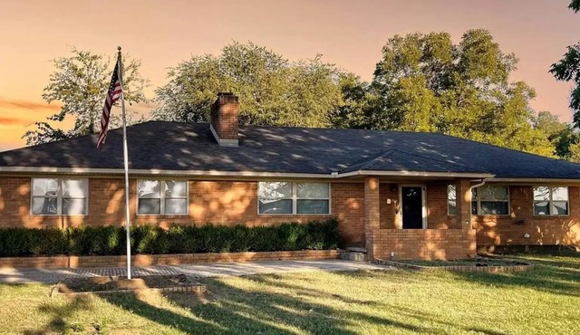 15 minutes to the airport. A peaceful nest in the middle of the city.