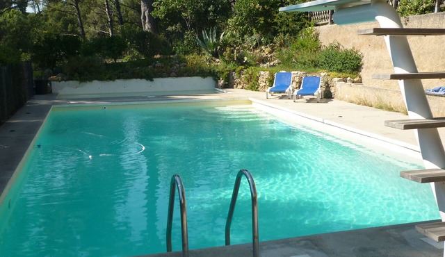 15 mn from Cassis, small house with swimming pool in a Provencal bastide.