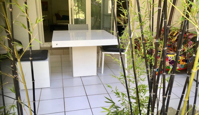 15 mn on tramway to town center, apartment set in a large olive grove