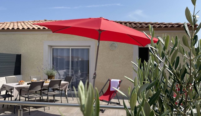 15 mn Pézenas, comfortable 4* house with sunny terrace and private parking.