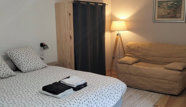 15 mns from the martyred village of Oradour, independent guest rooms in a quiet location.