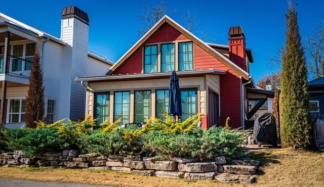 15% off gorgeous cottage, hot tub, pool, fishing ponds, streams, waterfalls!