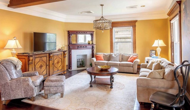 15% off Spring Special | Mansion | Pet-Friendly | Downtown