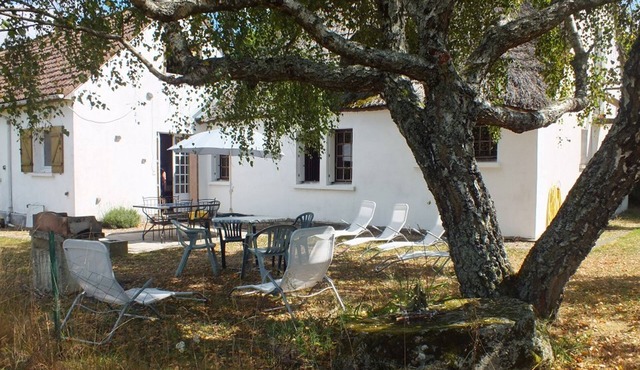 15-person gîte in Corrèze: 20 private hectares with forest, pond and river