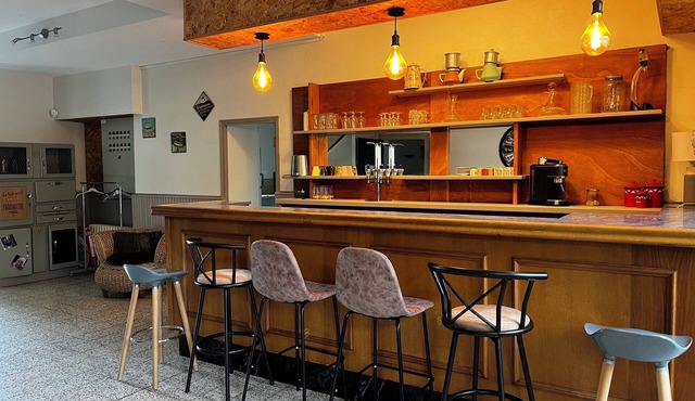 15-person gite with 6 bedrooms and bar area ideal for family reunions!