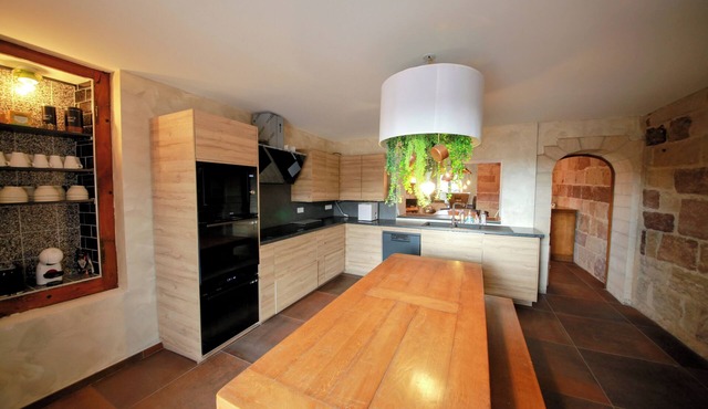 15-person group gîte with spa, large terrace and indoor games room