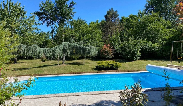 15-person house with private pool