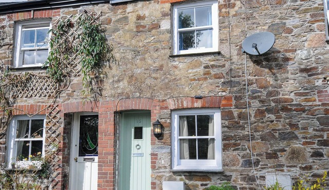 15 THE MOORS, pet friendly, character holiday cottage in Lostwithiel