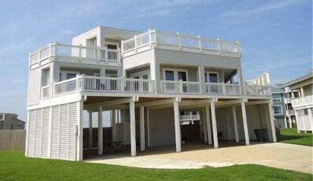 150 ft from the Beach, lot of space to play . The best beach view !