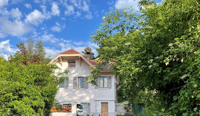 150 m from Lake Annecy, Family home