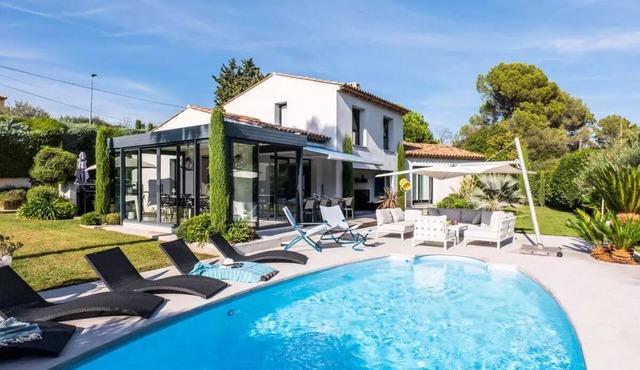 150 m2 vacation home, large swimming pool and pétanque area!