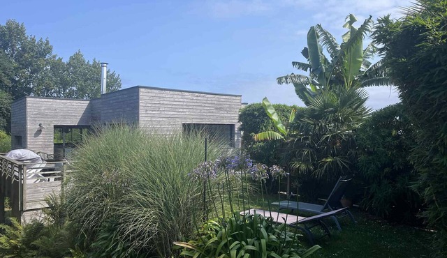 150 m² wooden family house with 3 terraces, close to the sea and surf spots!