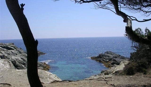 150 meters from the sea, T3 65m², charm, calm, garden, ideal location.