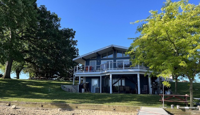 150' of lakefront & sits along Michigan Snowmobile Trail