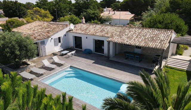 150 sq. m. house with 4 bedrooms and swimming pool. Les Portes-en-Ré