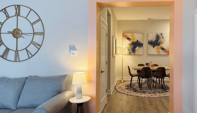 1500 ft² Space/2 Bedroom 1.5 Bathrooms Apt/5 Beds/SLEEPS 10