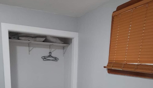 1500 sq ft House, 7 beds, full kitchen, free parking, Free laundry, clean,