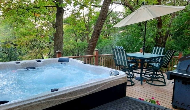 1500 square foot Wooded Walkout Retreat with YEAR ROUND HOT TUB on Golf Course