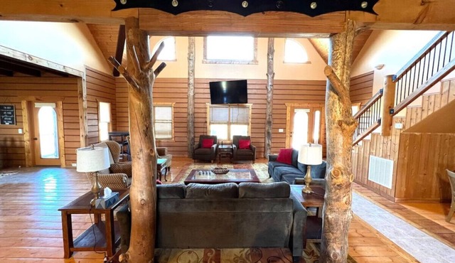 15000sfAlmost Heaven-Log Cabin-Hottub- RescueFarm