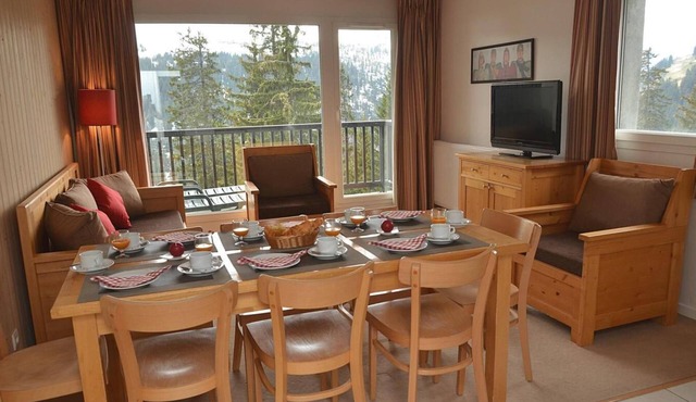 150m from shops, 2nd floor, balcony, parking, tv, ski locker, 60m², Flaine