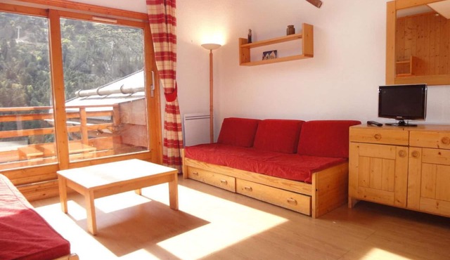 150m from ski slopes, 4th floor, balcony, fireplace or stove, ski locker, 60m², Méribel-Mottaret