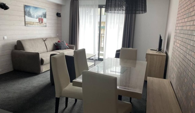 150m from ski slopes, Ground floor, view ski slopes, swimming pool, balcony, tv, ski locker, 52m²