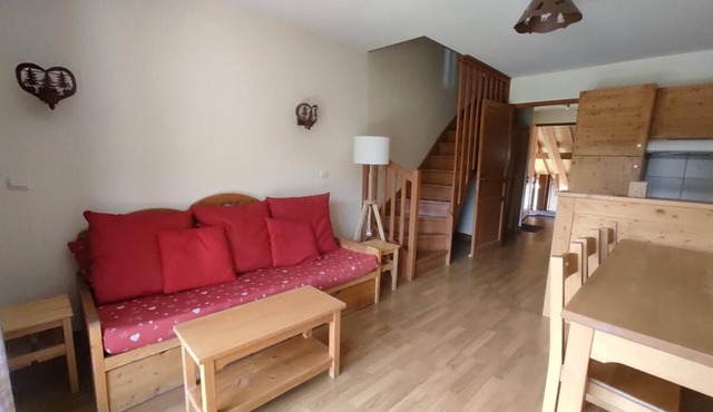 150m from ski slopes, 2nd floor, swimming pool, balcony, parking, tv, ski locker, 50m², Vars