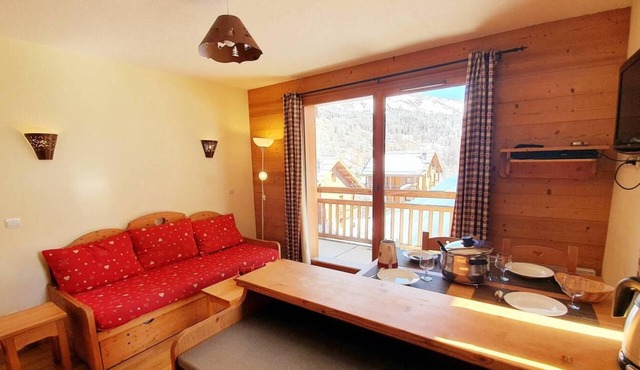 150m from ski slopes, 4th floor, swimming pool, balcony, parking, tv, ski locker, 32m², Vars