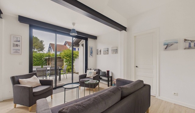 150m from the beach, house with garden for 9