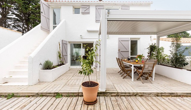 150m from the beach, nice house for 10