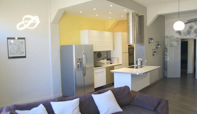 150m2 loft, located 10 minutes' walk from the sea, with air conditioning and 2 parking spaces.