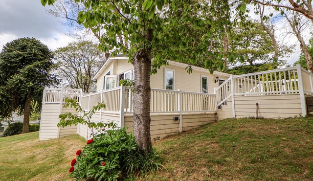 155 WOODLAND HALL (LYONS), pet friendly, with a garden in Ruthin