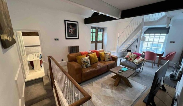 15A Bollington, Cheshire Village, balcony, log burner, walks, dogs