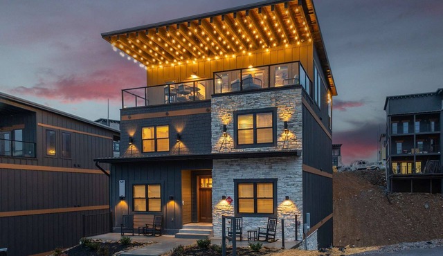 15BR Luxury | 3 Cabins | Rooftop Lounges | Indoor Pools | Hot Tubs | Walk to Water Park | 66 Sleep