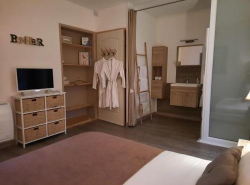 15min de la Cité de Carcassonne dans petit village, chambre au calme, petit-déjeuner et jacuzzi en supplément