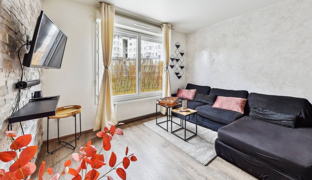 15min from La Défense and 25min from Paris