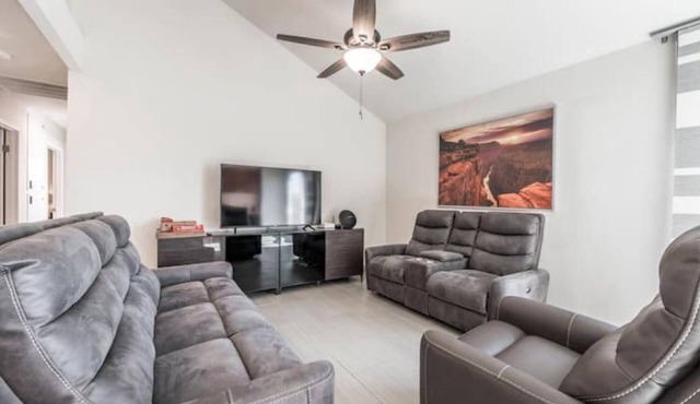 15min from strip 3bdrm 2bath