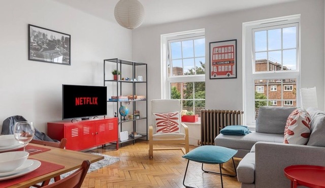 15min to Tower Bridge! | Amazing Transport Links!