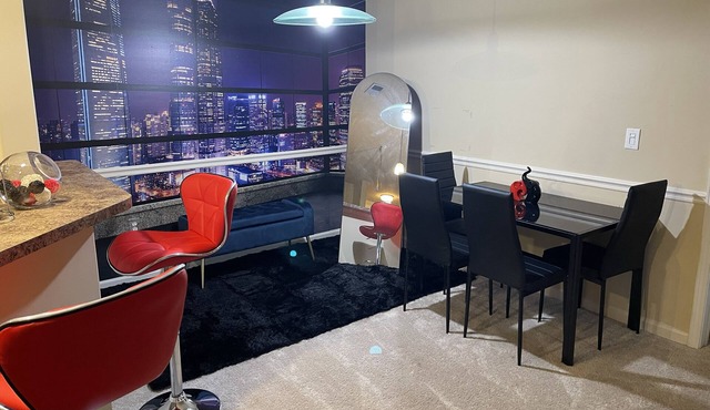 15Mins or less to Uptown and Close attractions! URBAN DELUXE SUITE